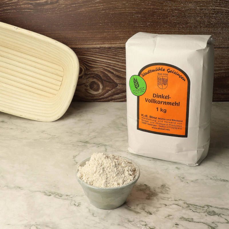 Dinkel-Vollkornmehl in der Schale mit Verpackung