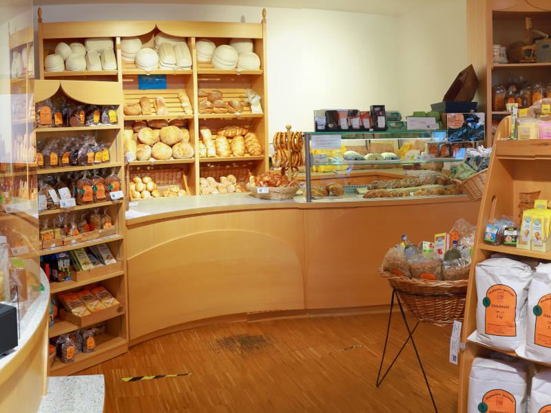 Mühlenladen Geisingen mit geschwungener Theke, Brotregal, Brezeln und Mehltüten