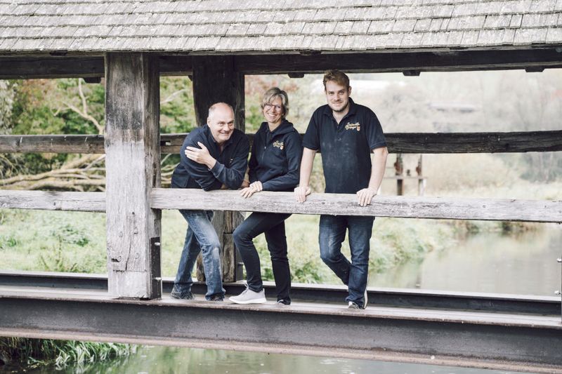 Inhaberfamilie auf der Brücke